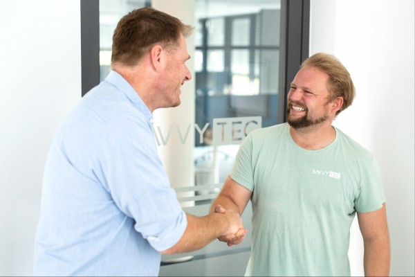 Daniel Pudelko begrüßt unseren Berater für Forschungszulagen, um IT-Projekte mit Forschungszulagen finanzieren zu können.